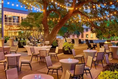 Image de Inviting Downtown Retreat: 2 90s-styled Rooms w/ Modern Amenities & Pool