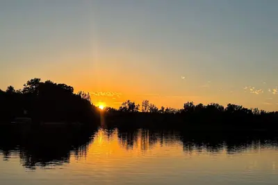 Image de Lakefront home in lovely Rockford with dock, sandy beach, deck, fire pit & wifi☀️