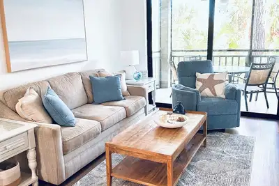 Image de New! Just renovated coastal condo, Gated community, 10 min to beach by shuttle!