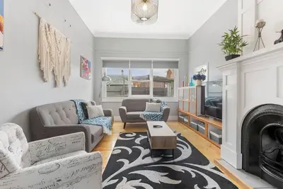 Victorian Charm meets Modern Ease near Lake and Cbd