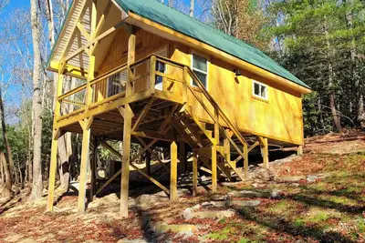 Image de Cozy cabin in the woods on a beautiful Christmas Tree\/Events Farm.
