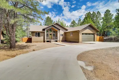 Fire Pit + Deck: Airy Cabin Near Pinetop Lakes