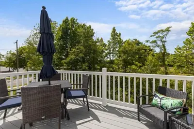 Image de Charming townhome with prime location, upscale amenities, & personalized service