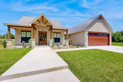 Image de New Home with Modern Amenities, Nearby Attractions, & Comfortable Accommodations