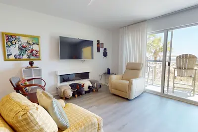 Image de Beachfront Condo, gorgeous views, shared pool and beach access