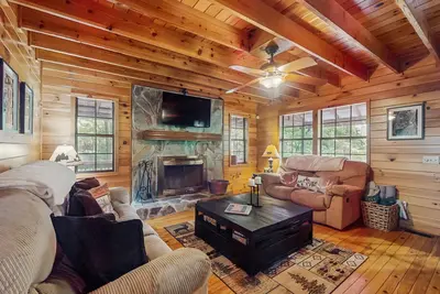 Image de Snowbird-friendly cabin with deck, firepit, wood fireplace, central Ac-Dogs ok