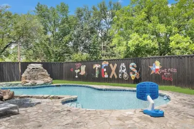 Image de Modern house by Att, 6 flags-Dfw-downtown Dallas\n\n