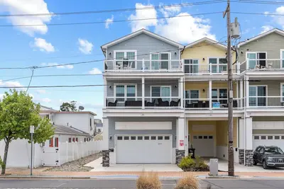 Image de New Construction - Walk to Beach - King Size Bed