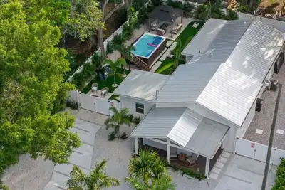 Image de 4 Br w 3 King En-suites! Free Heated Pool/Swim Spa