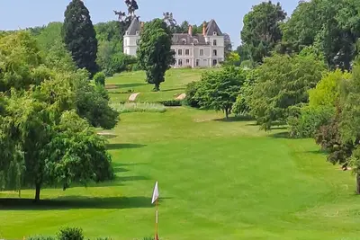 Image de Spacieuse suite de charme avec cuisine, climatisation et terrasse vue sur golf