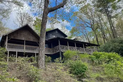 Image de Enchanting Cabin with Hot Tub & Fire Pit Overlooking Golf Course at Lake Toxaway
