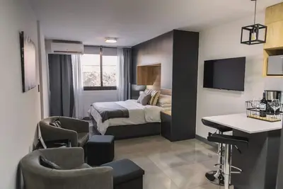 Image de Trendy Studio Apartment in City Core!