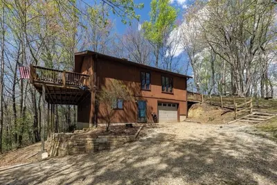 Image de Blue Ridge Bear Necessitates Cabin Retreat w/ Views!