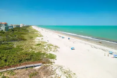 Image de Beachside Ground Floor Getaway with Walkout Patio and Heated Pool
