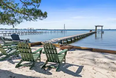 Image de Luxury Bayfront Getaway | Private Pool, Pet Friendly, Boat Access | Sleeps 13