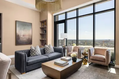 Image de *New* Peach City Penthouse by Atlanta Luxury Rentals