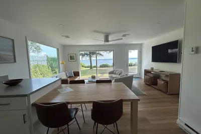 Image de Narragansett Bay waterfront cottage with private beach access just renovated!