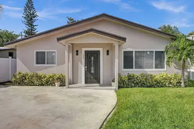 Image de Modern 3 Bedroom House with Fenced Backyard, Near the Beach