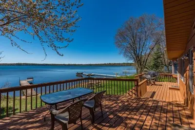 Image de 4 Seasons availability, Level elevation, lake front cabin WiFi, Heat, Ac