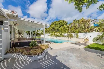 New 5 Bedroom Private Pool near superfood