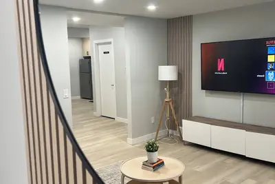 Image de The Old Trafford - Stylish 2 bedroom suite | Banff | Yyc Airport | U of C | Sait
