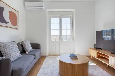 Image de Blueground | Santo António, furnished + kitchen