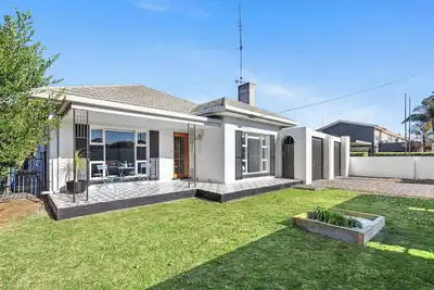 Image de House plus fully equipped retreat. Sleeps 10 in Mount Gambier, South Australia