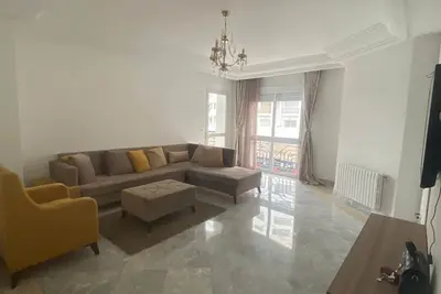 Image de S+2 richement meublée au cité ennaser Tunis avec vue dégagée sur le grand Tunis