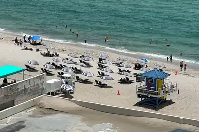 Image de Tides Ocean Front, Ocean View resort style. New Appliances and Furnishings