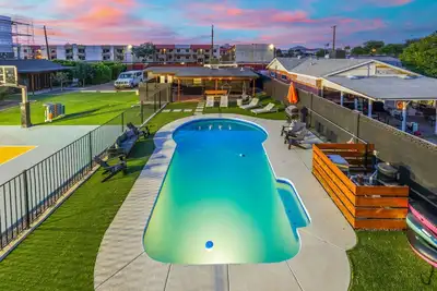 Image de Shared fun Theater, Pickleball & Pool | Dt Phoenix