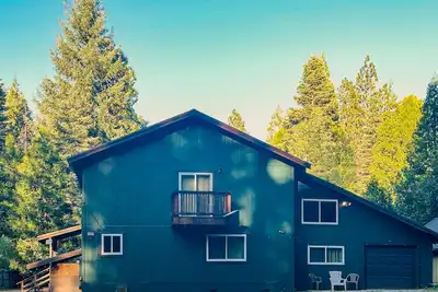 Image de Serene retreat w\/2 kitchens, 2 living rooms, huge deck+ hot tub-creekfront view