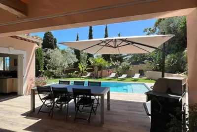 Image de Jolie villa climatisée avec grande piscine et jardin pour 8. Calme.