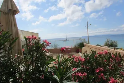Image de T3 face mer emplacement exceptionnel plage devant immeuble du Lavandou