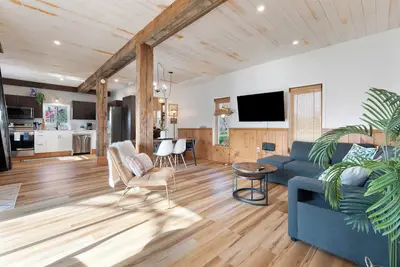Image de Serenity on Crowe River- escape to tranquility in beautiful cottage with hot tub