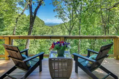 Image de Modern Hendersonville Home: Deck & Mountain Views!
