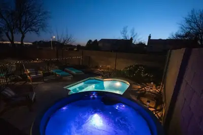 Image de Gusto Retreat * Hot Tub - An Irvie Home