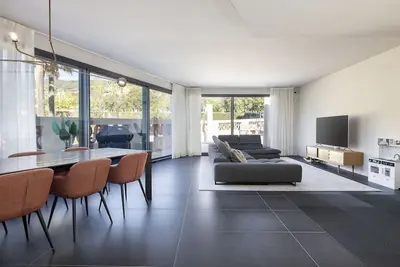 Image de Spacious, Light-Filled Haven in Prestigious Sarria - Casa Grases