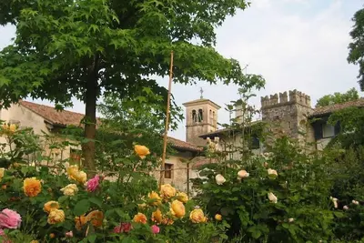 Image de \"Vicinia\" avec jardin dans le château
