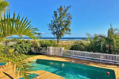 Image de *Villa Blue Heaven* - piscine et accès direct à la plage