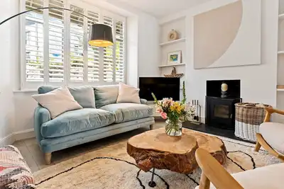 Image de Waterside house with sea views & log burner