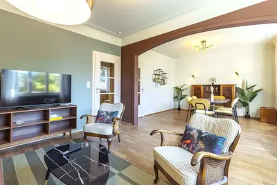 Image de Stylish 2br Apartment: Workspace, Balcony, Wi-Fi