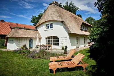 Image de Thatched-roof villa with a view of nature - 160m² of pure relaxation - sauna - g
