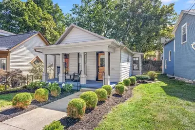 Image de This house is a 2 bedroom(s), 2 bathrooms, located in Frankfort, Ky.