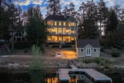 Image de LakeFront Manor, amazing luxurious home, with dock and hot tub!