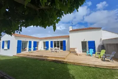 Maison rénovée proche plage, terrasse privée, 4 chambres, 8 couchages, parking, WiFi