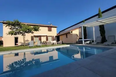 Image de Studio dans une maison avec piscine.