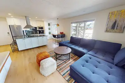 Image de Updated End Unit In Town! Walk to Concerts, Marina, Parks, Rec Path