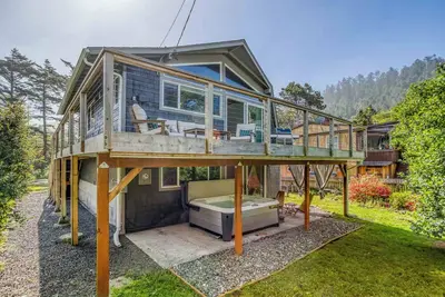 Image de Serene, Updated Home Half-Block to Arch Cape Beach has Furnished Deck, Hot Tub!