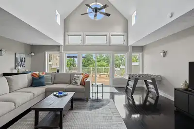 Image de Juniper Presents: The Surf Loft - Vacay Downtown near Beach, Park & Amenities