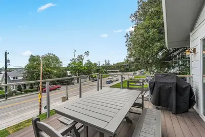Image de Penthouse in Downtown Fish Creek with second story deck overlooking harbor
